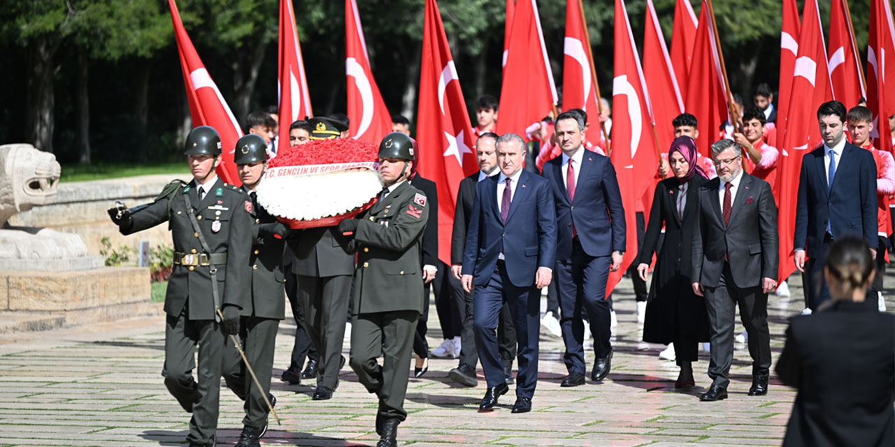 Gençlik ve Spor Bakanı Aşkın Bak, Anıtkabir'i ziyaret etti