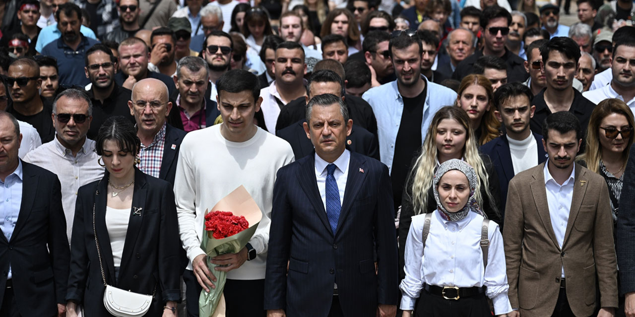 CHP Genel Başkanı Özel, gençlerle birlikte Anıtkabir'e yürüdü
