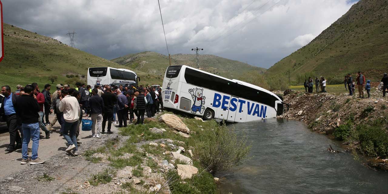 Bitlis'te feci kaza: Yolcu otobüsü dereye uçtu!