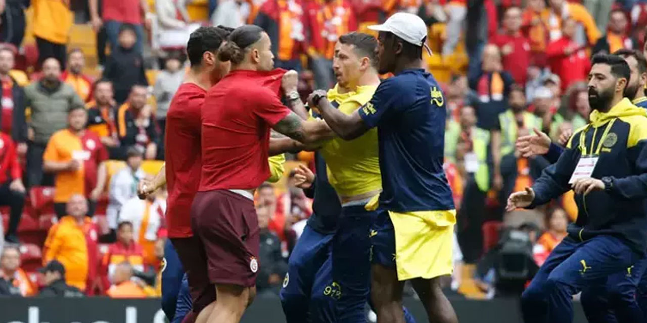 Galatasaray-Fenerbahçe maçı başlamadan futbolcular arasında gerginlik başladı