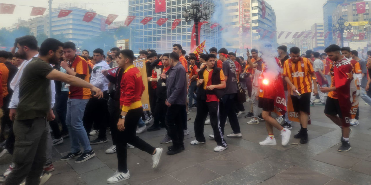 Galatasaray taraftarı şampiyonluğu bekliyor: Ankara’da Galatasaray taraftarının büyük coşkusu