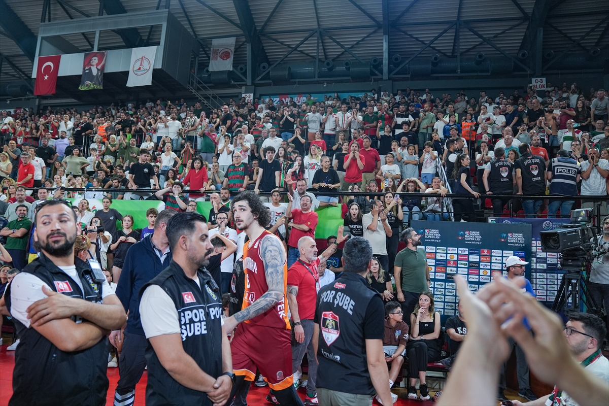 Karşıyaka-Galatasaray maçında salon karıştı