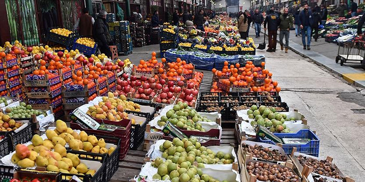 Ankara Çankaya'da manava giren hırsızlar kameralara bakarak soygun yaptı