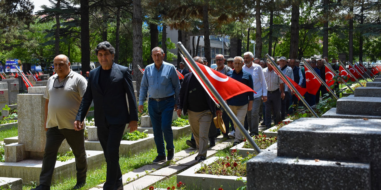 37 yıl önce PKK'lı teröristlerce şehit edilen Durmaz kabri başında anıldı