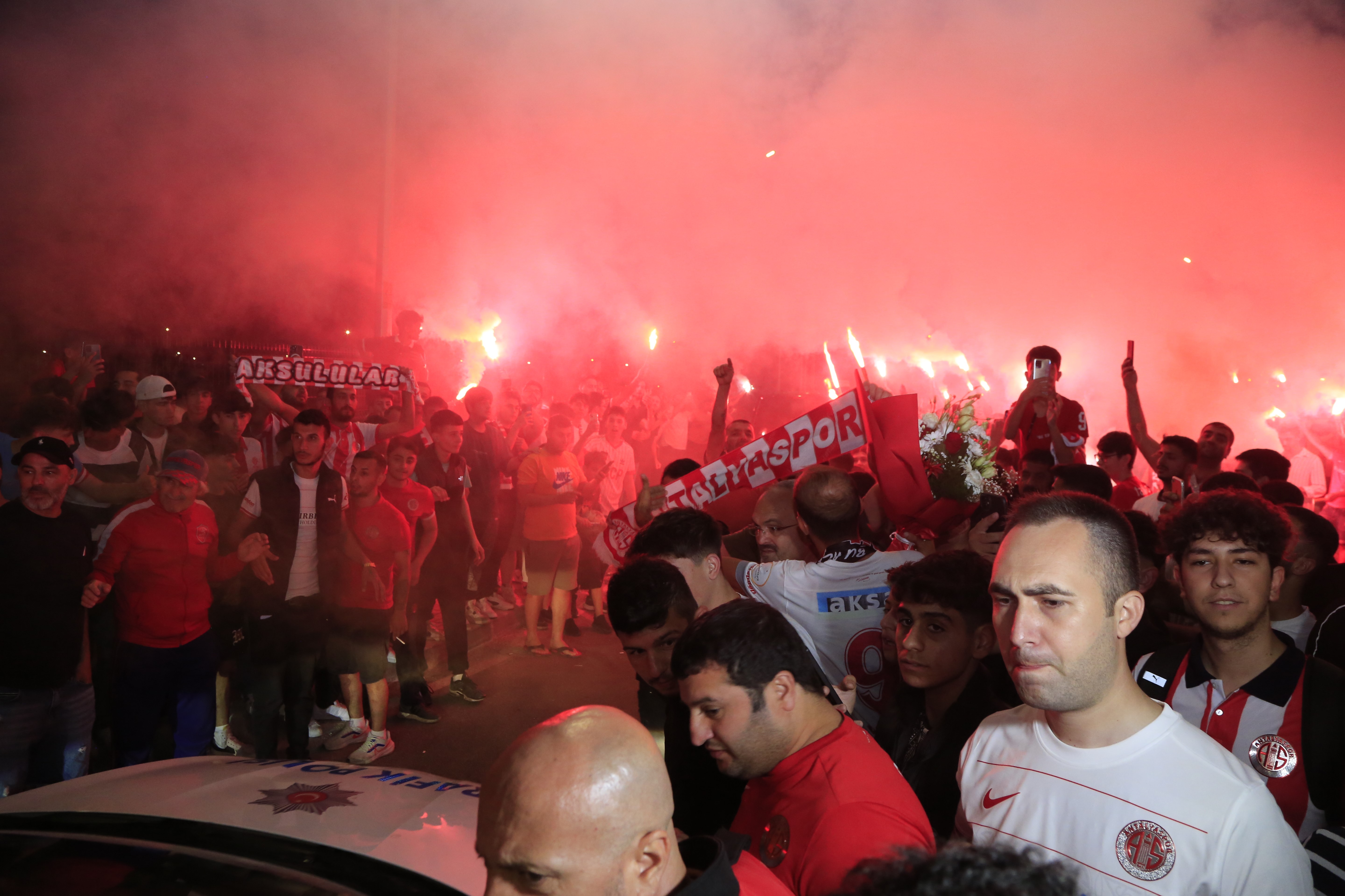 Alex, Antalya'da coşkuyla karşılandı