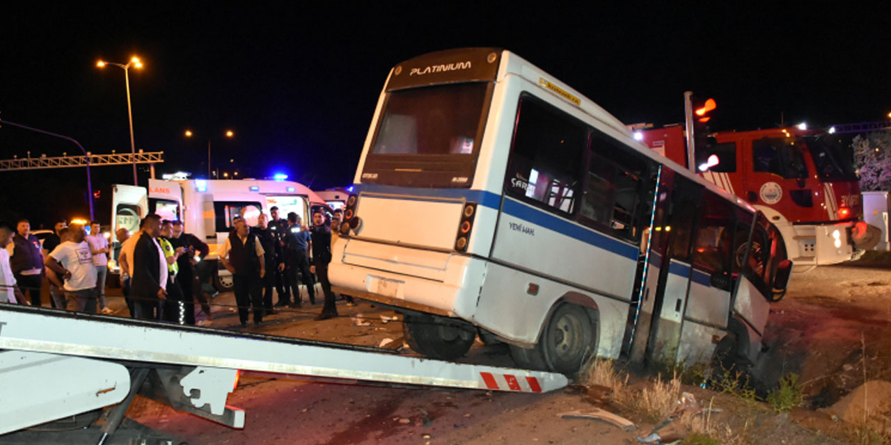 Kırıkkale'de korkutan kaza: 22 kişi yaralandı, Kırıkkale-Kırşehir karayolu trafiğe kapatıldı