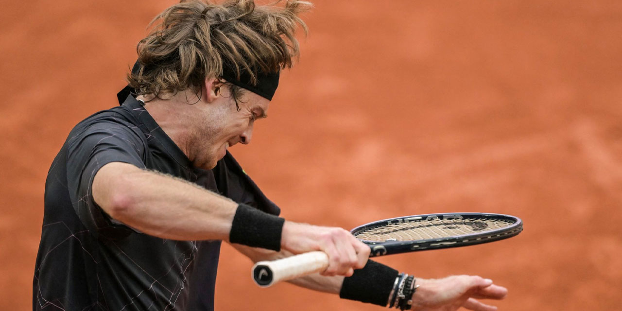 Roland Garros'ta Alcaraz, Tsitsipas ve Sinner yola devam ederken A. Rublev sürpriz şekilde elendi