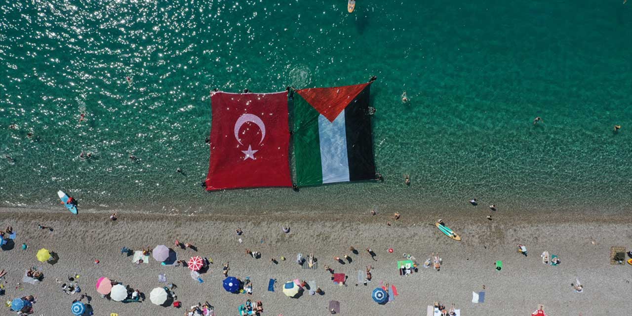 Antalya'da Filistin ve Türk bayrakları deniz üstünde açıldı!