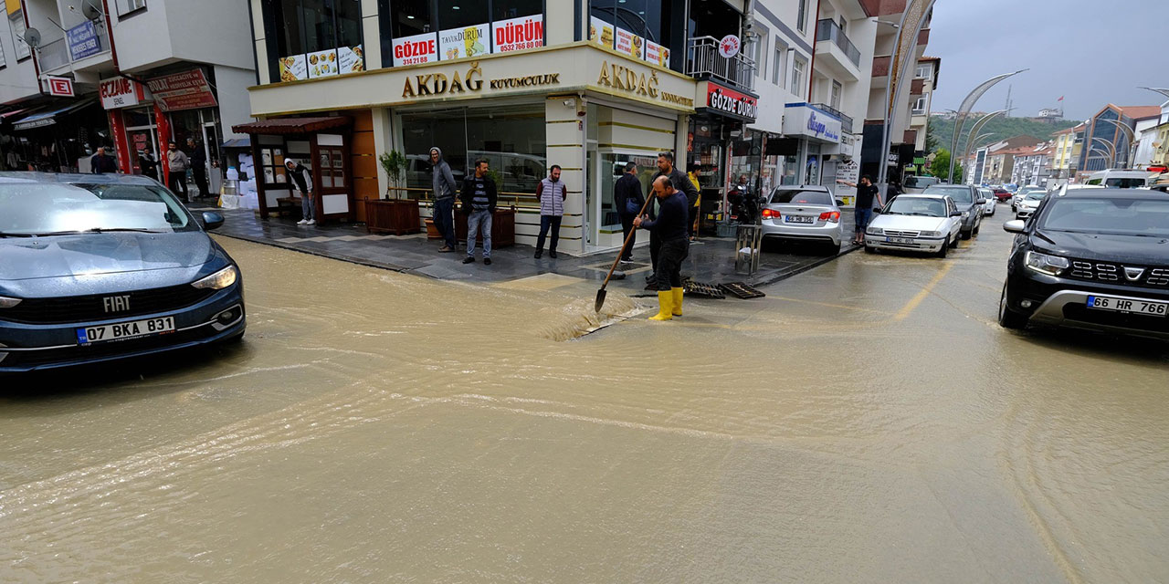 Akdağmadeni'ni sel vurdu, esnaf çileden çıktı