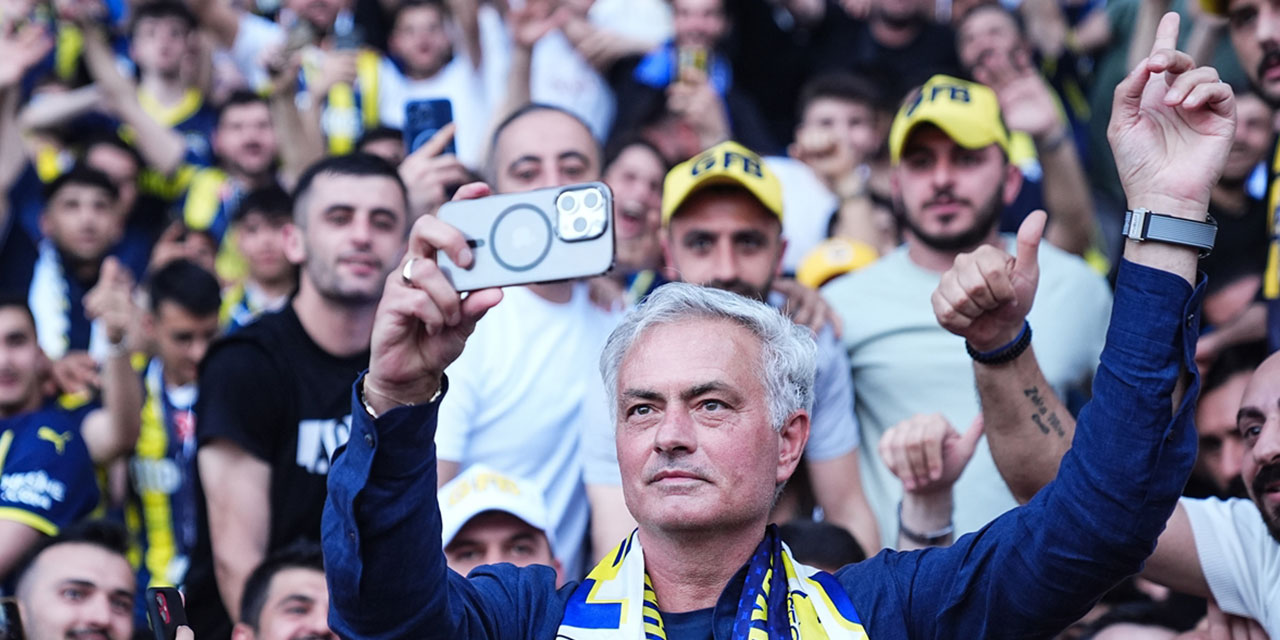 Fenerbahçe'nin yeni Teknik Direktörü Jose Mourinho imza töreni için Fenerbahçe taraftarının huzurunda