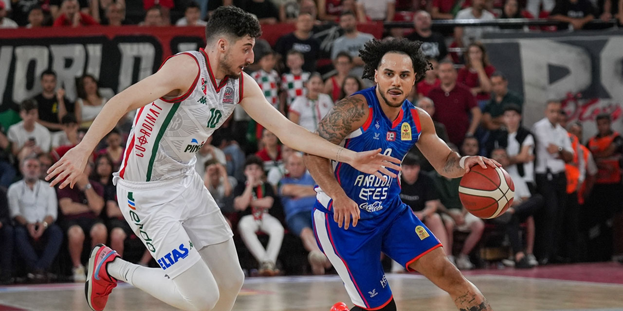 Anadolu Efes, Pınar Karşıyaka'yı deplasmanda da yenerek 3-0 ile finale yükseldi