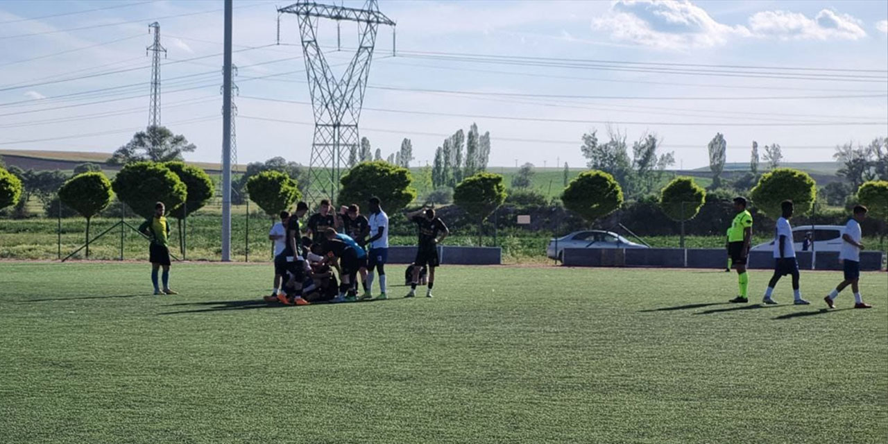 Çorum'da maç sırasında 2 futbolcu sıcaktan baygınlık geçirdi