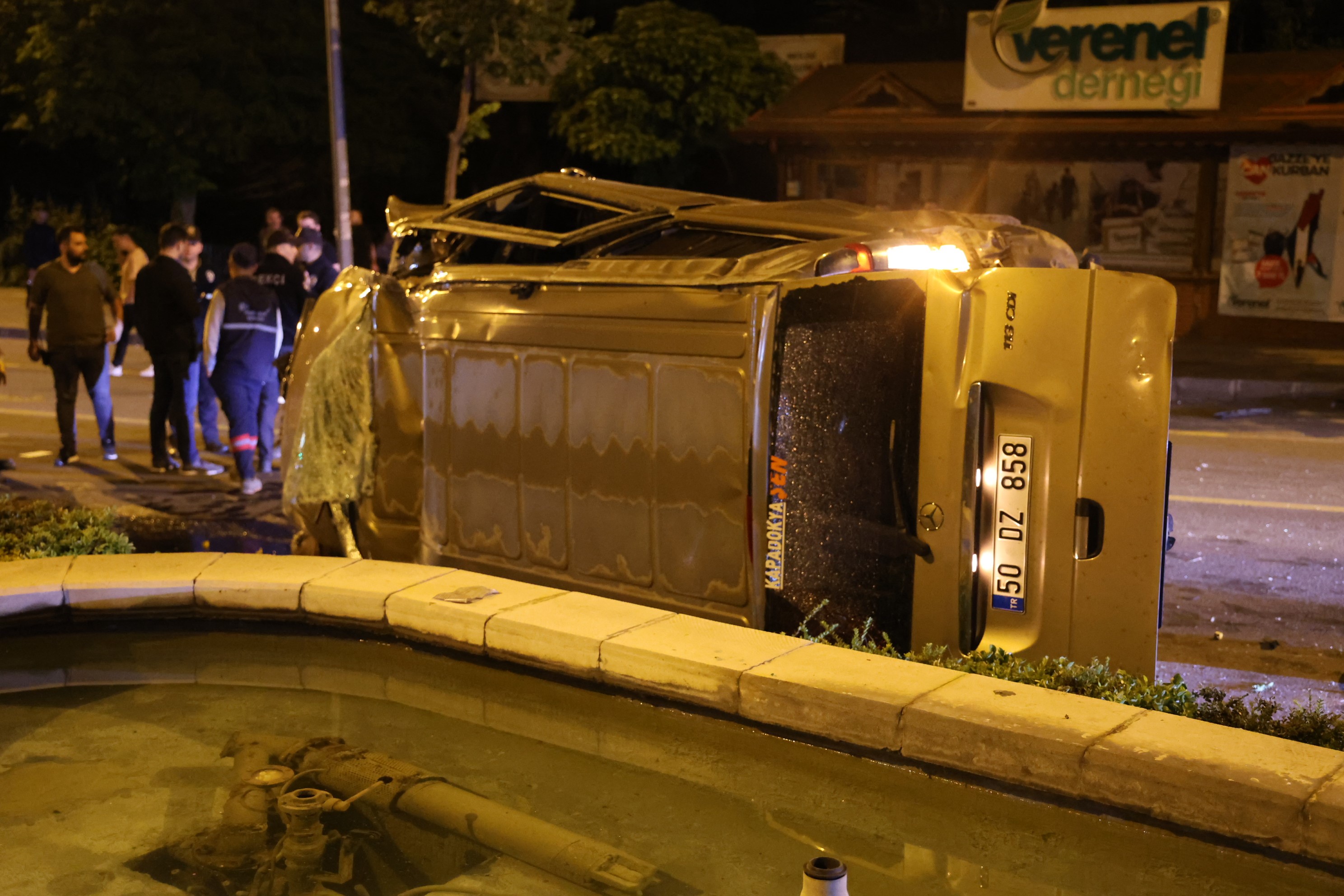 Nevşehir’de kontrolden çıkan minibüs takla attı