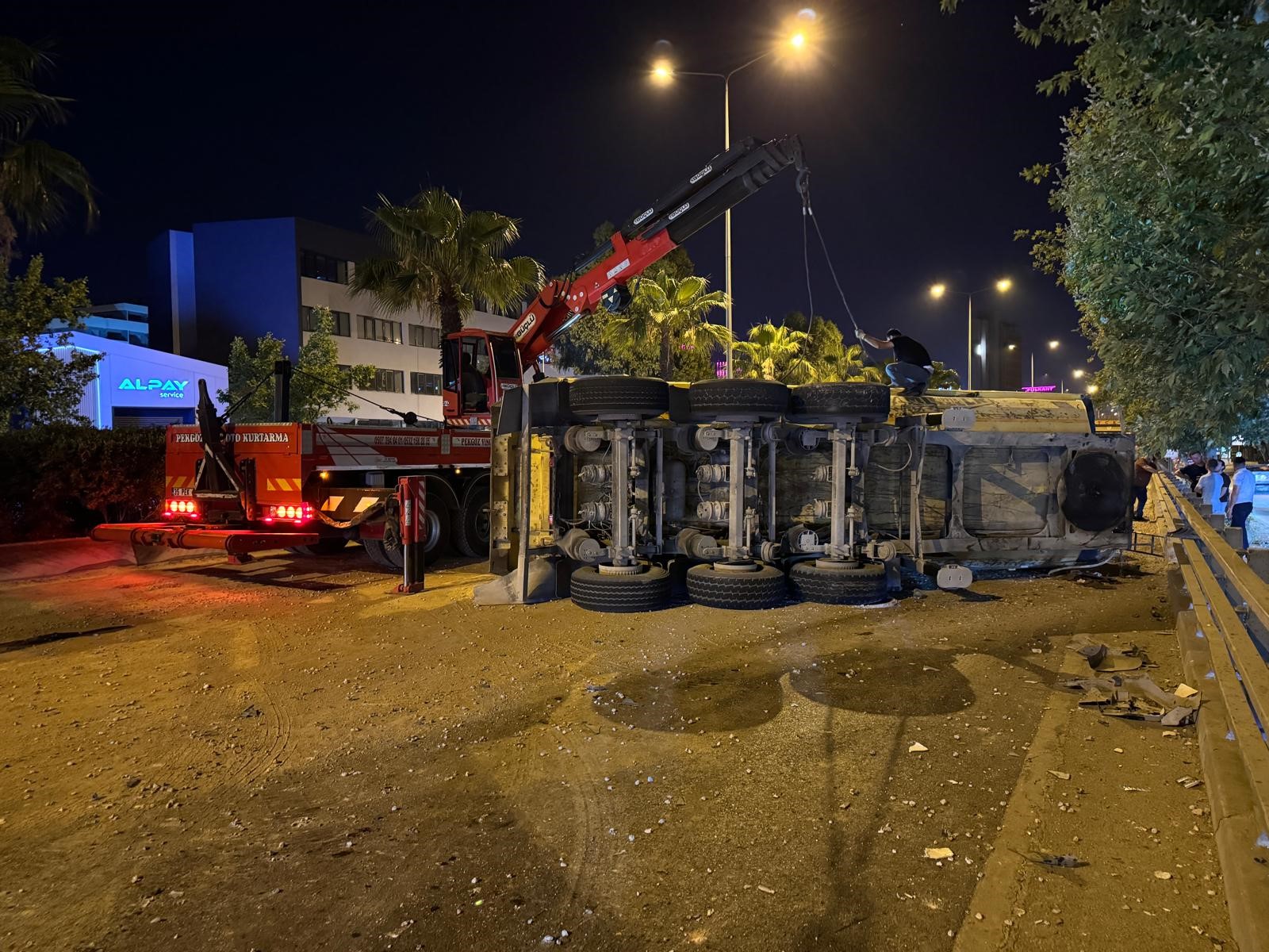 Dorsesi devrilen hafriyat kamyonunun şoförü yaralandı