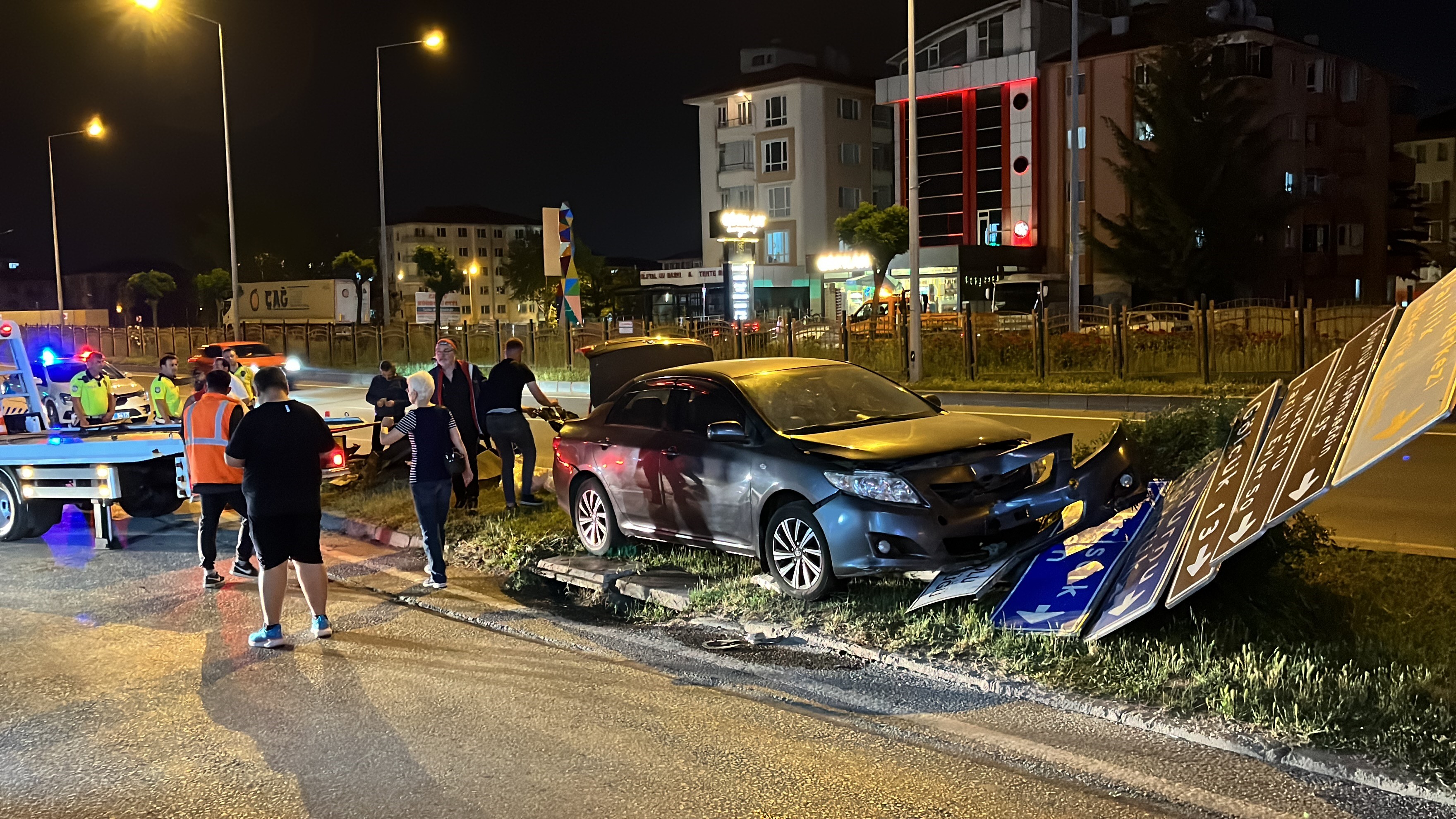 Bolu'da otomobil refüjdeki tabelalara çarptı