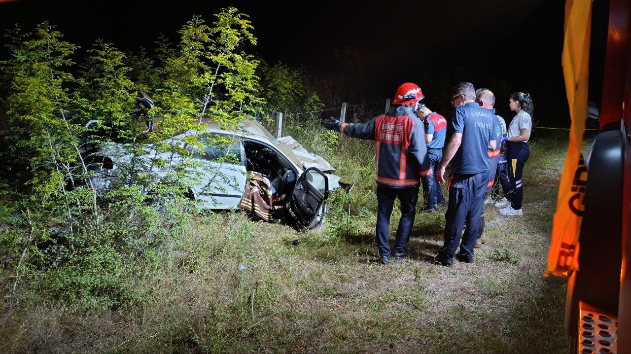 Sakarya'da kontrolden çıkan otomobil taklalar atarak hurdaya döndü