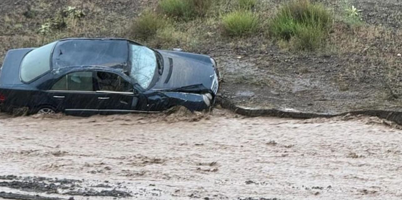 Sel Polatlı'da Mercedesi tarlaya sürükledi