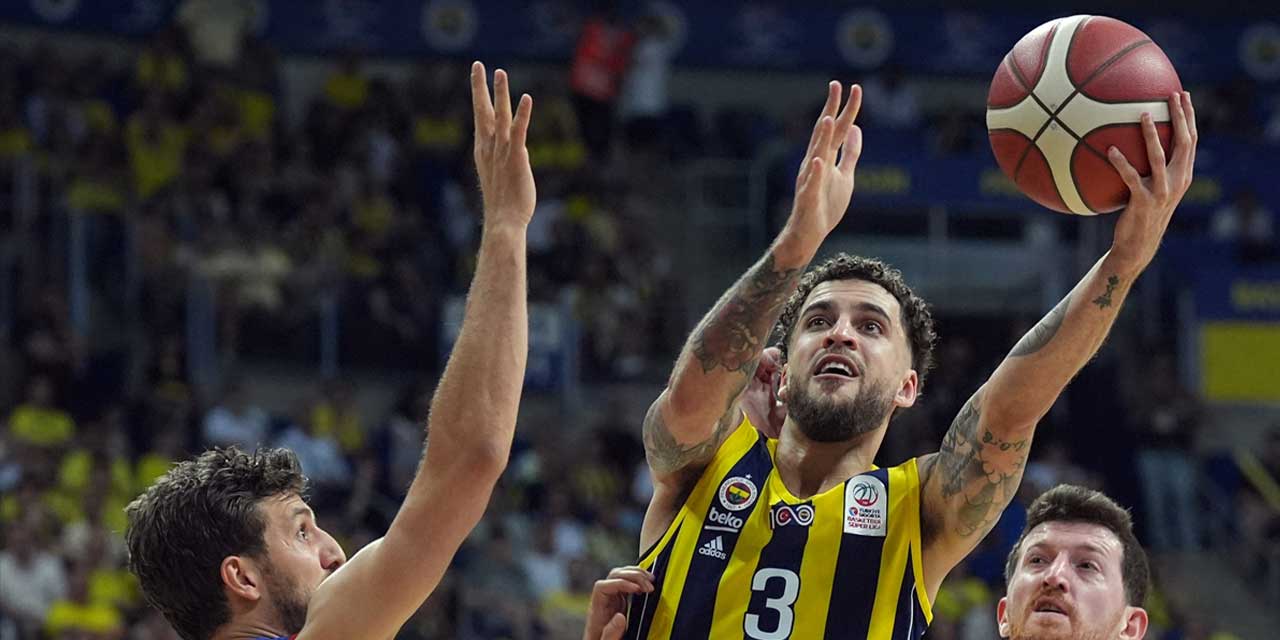 Anadolu Efes, son saniyede kazandı: Fenerbahçe'nin şampiyonluk ertelendi