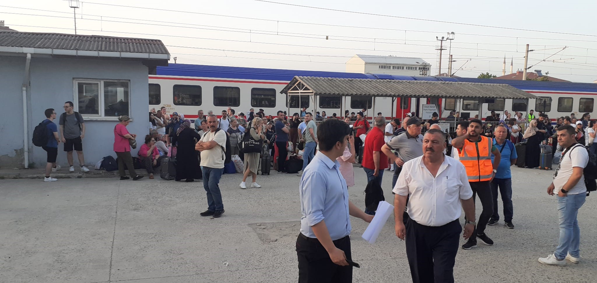 Tren durdu, yolculuk otobüsle devam etti