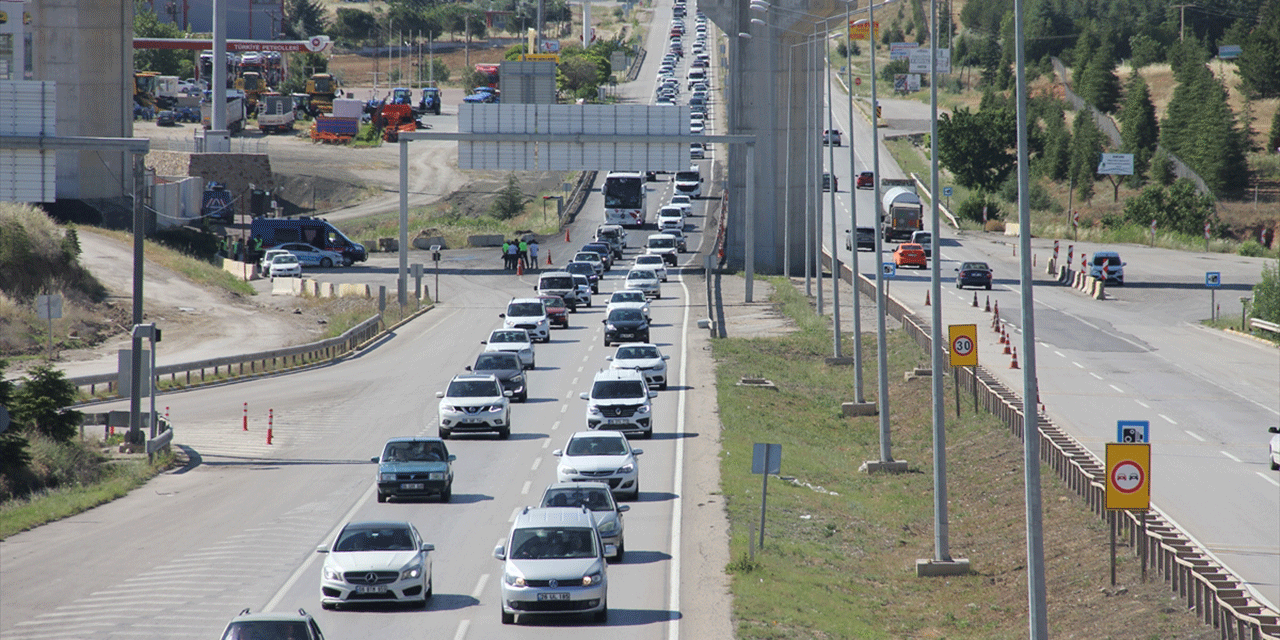 Kırıkkale'de bayram öncesi trafik yoğunluğu sürüyor