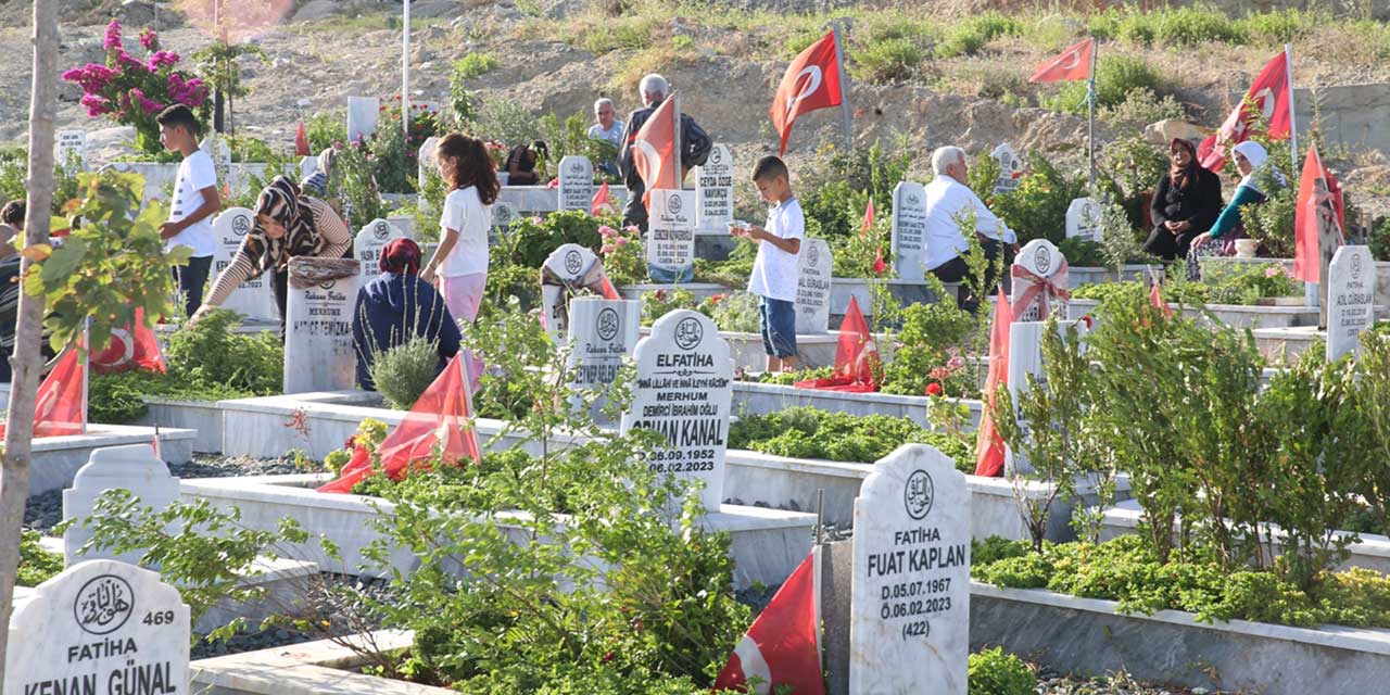 Depremin vurduğu Hatay'da hüzünlü bayram ve Babalar Günü