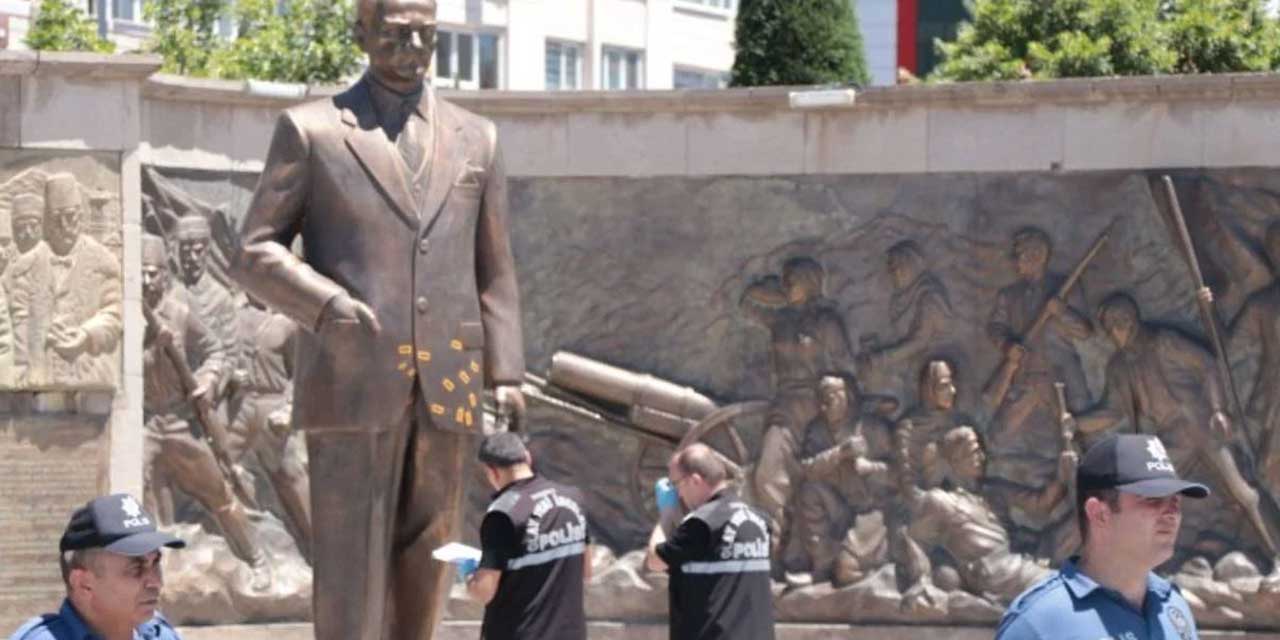 Atatürk anıtına saldırı: Baltayla saldıranlara gözaltı!