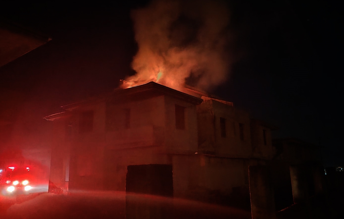 İzmir'de korkutan yangın söndürüldü