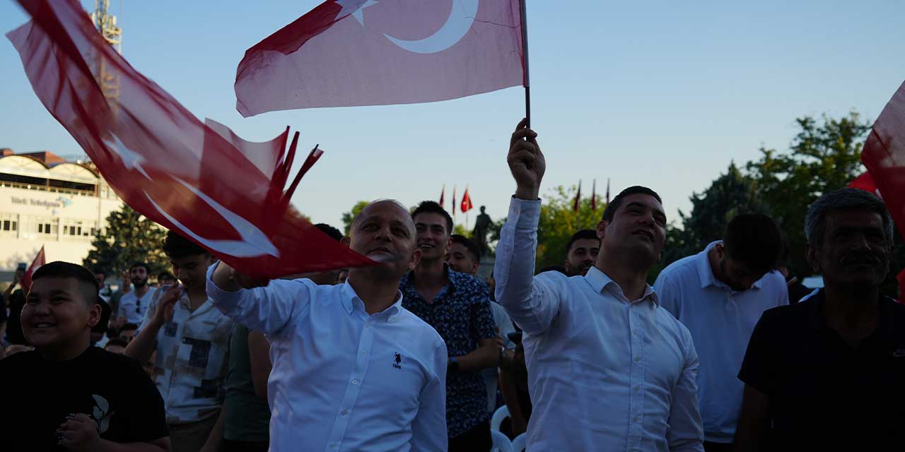 Kırıkkale'de Belediye Başkanı Ahmet Önal vatandaşlarla maçı izledi: Kırıkkale'de milli heyecan