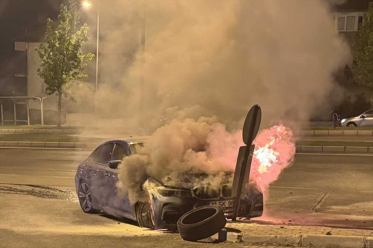 Denizli'de otomobilin kaza yaptığı anlar araç kamerasında