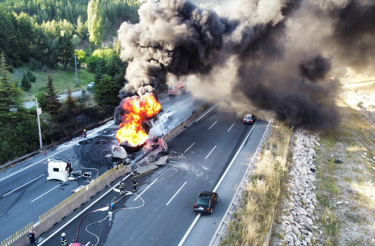 Adana'da akaryakıt TIR'ı kazaya karıştı, yangına müdahale ediliyor