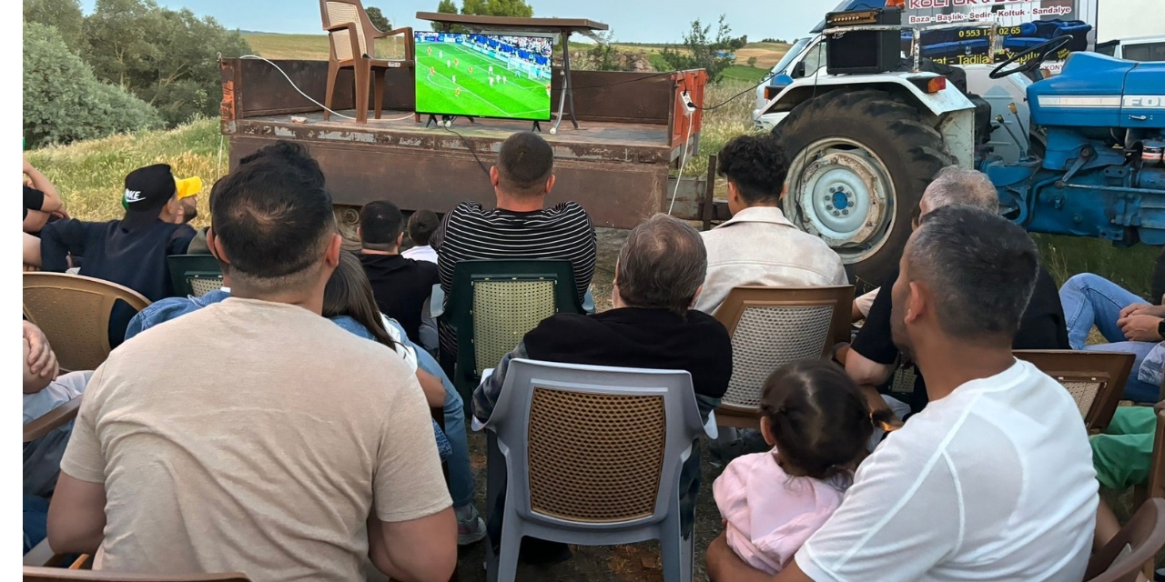 Milli maçı traktör üzerine kurdukları televizyondan izlediler