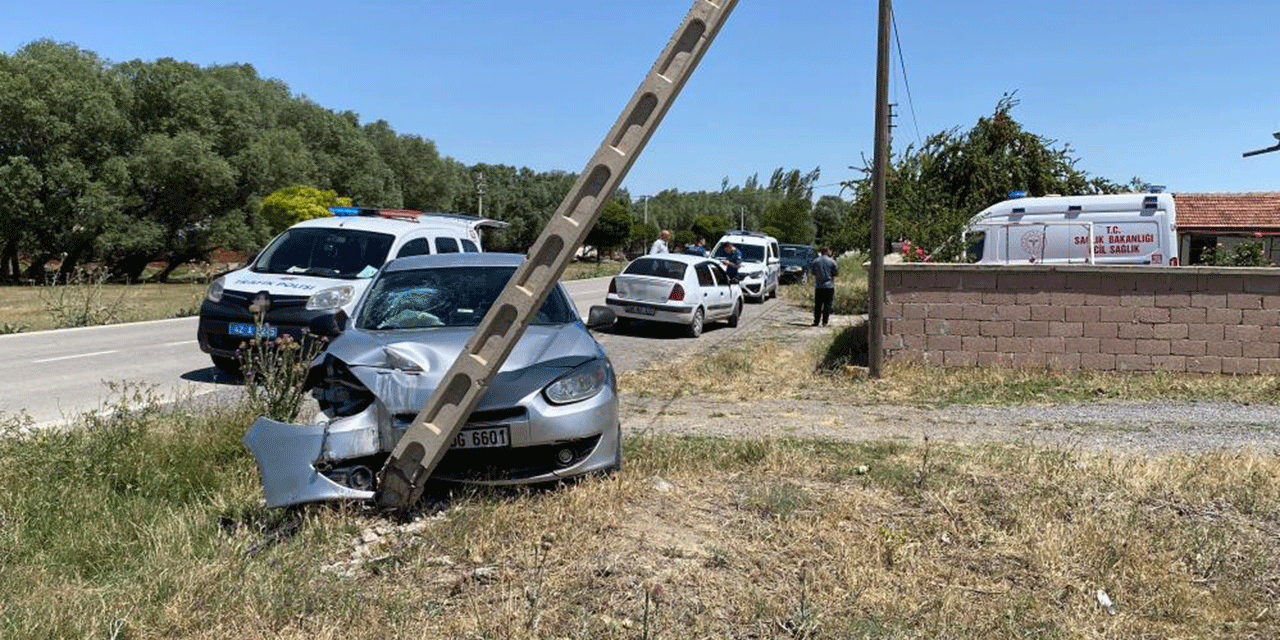 Konya'da otomobil elektrik direğine çarptı! Yaralılar var!