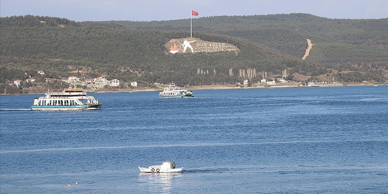 Çanakkale Boğazı'nda arızalanan gemi limana yanaştırıldı