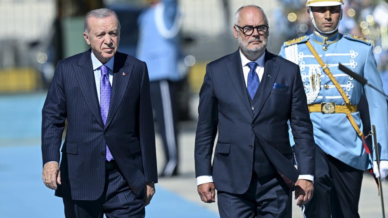 Estonya Cumhurbaşkanı Karis: Türkiye'den kilo almadan dönmek mümkün mü?