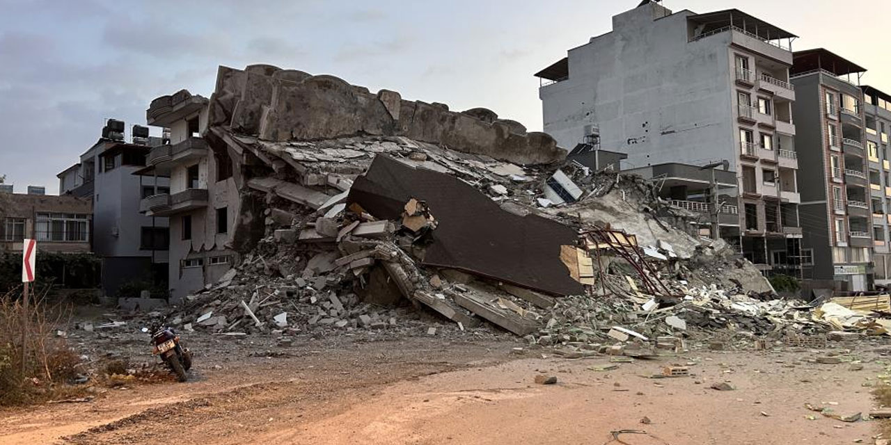 Hatay'da 7 katlı bina, korna sesiyle yıkıldı