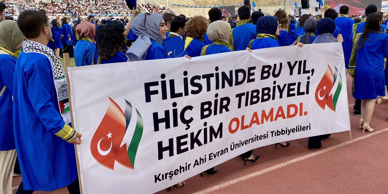 Kırşehir'de mezuniyet törenine öğrenciler  Filistin'i destekleyen pankartlarla geldiler