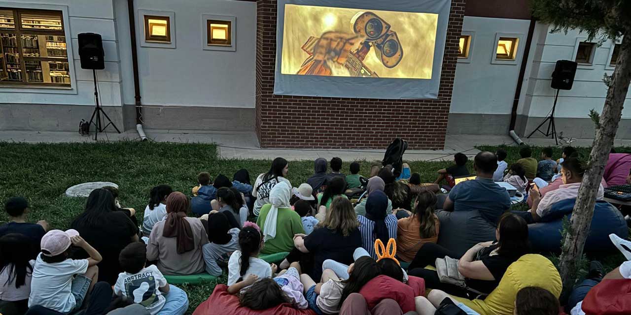 Altındağ Belediyesi'nden gençlere açık hava sinema şöleni!