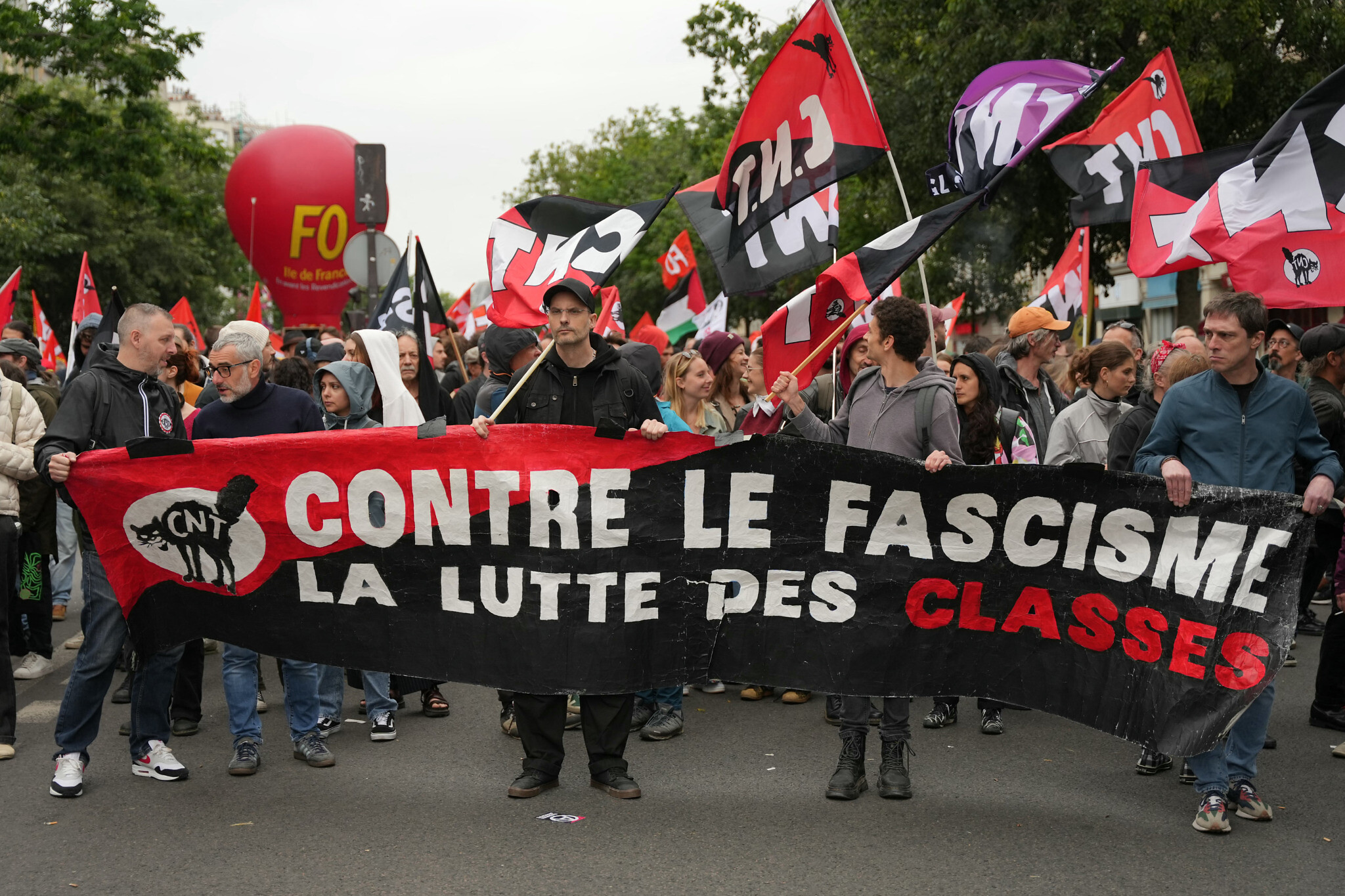 Fransa'da halk "aşırı sağ" korkusuyla sokaklara indi