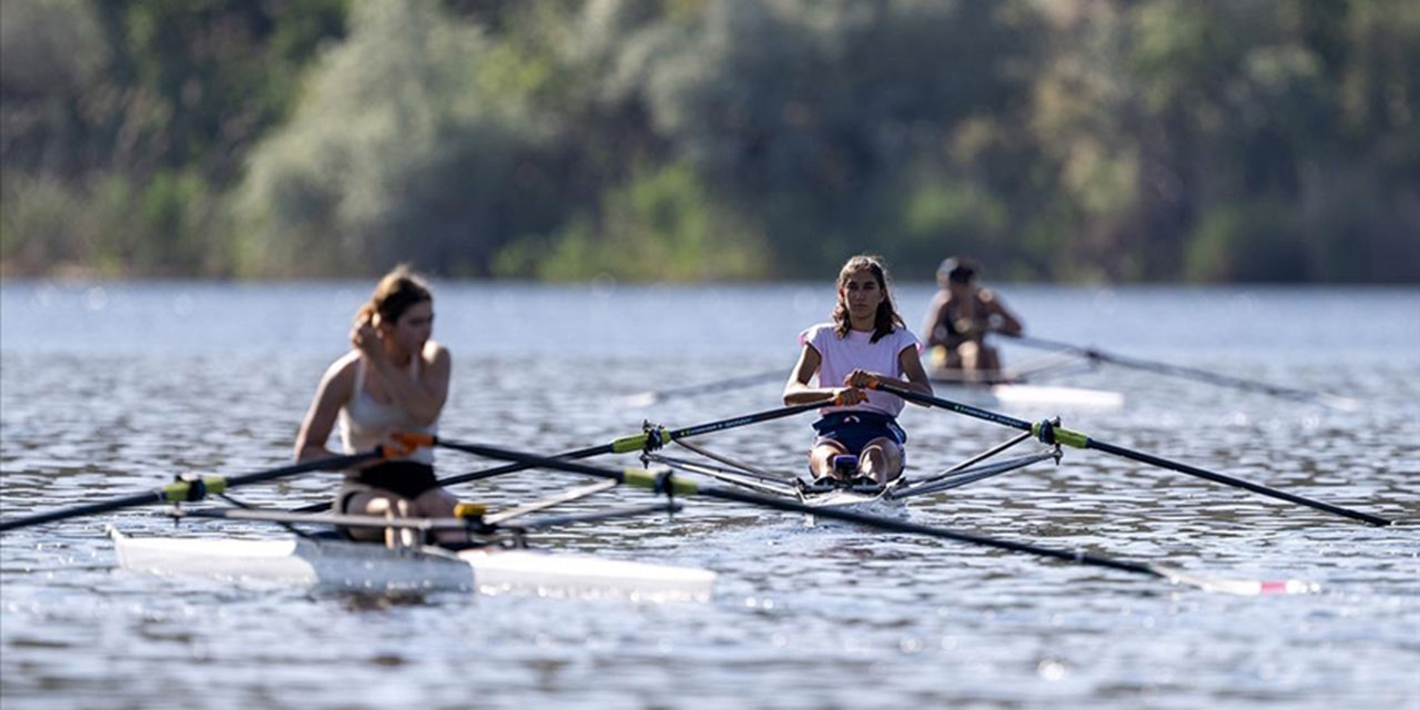 Eski milli sporcu Eymir Gölü'nde yüzlerce kişiyi kürek sporuyla tanıştırdı