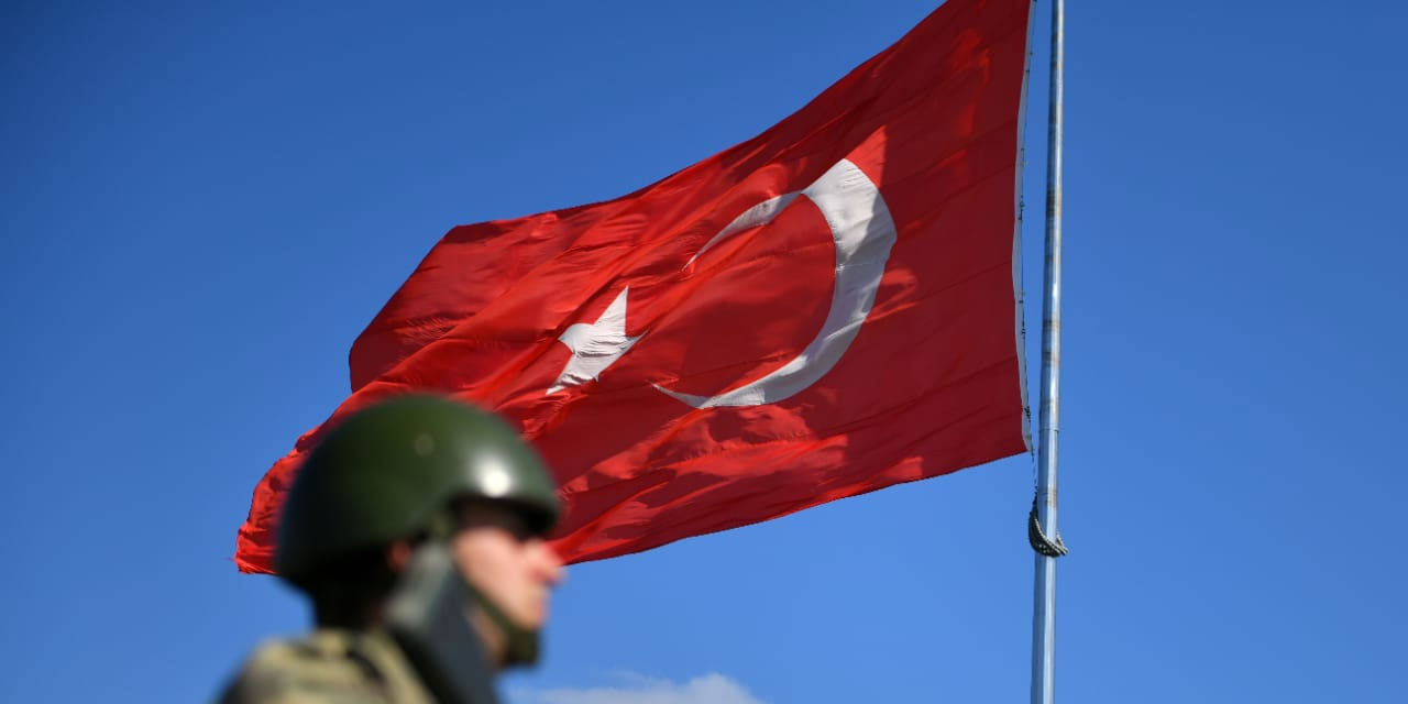Suriye'de Türk bayrağına saldıran şahıs MİT tarafından yakalandı