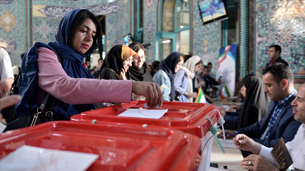 İran'da seçimlerin ilk sonuçları "Pezeşkiyan" diyor
