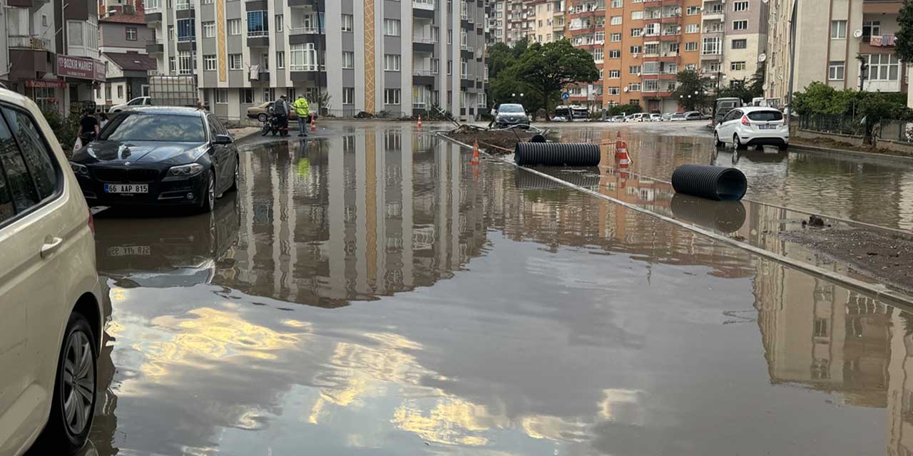 Yozgat'ta sağanak yağış hayatı olumsuz etkiledi: Cadde ve sokaklarda sel meydana geldi