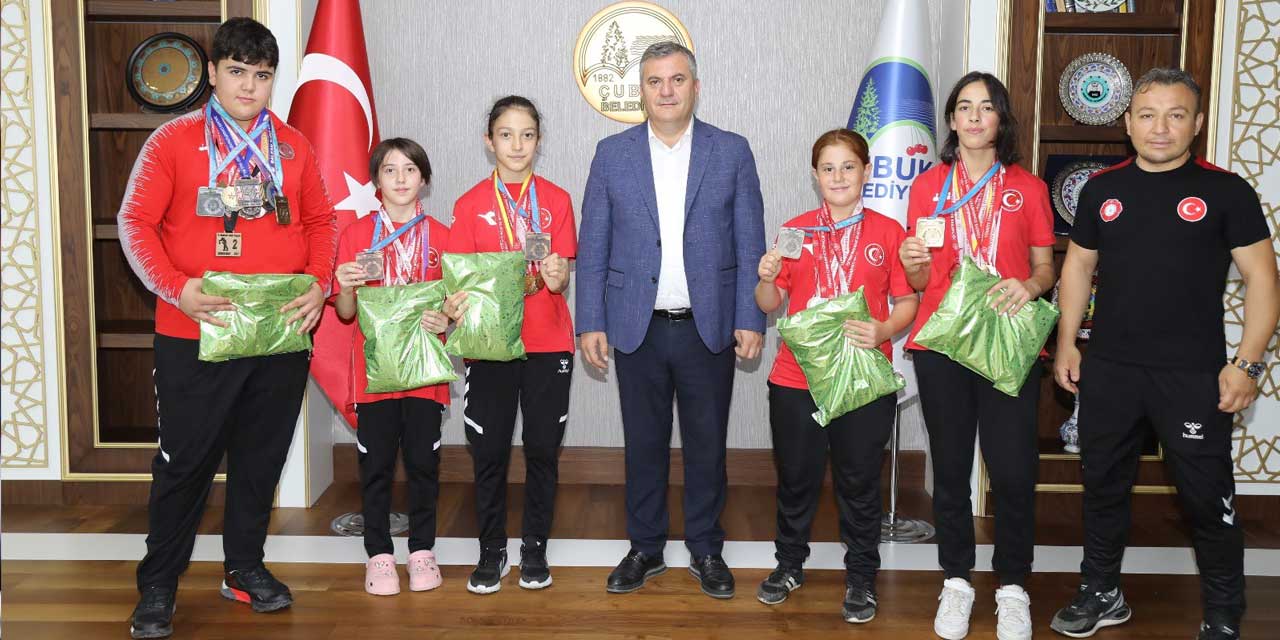 Çubuk Belediye Başkanı Baki Demirbaş, Balkan Şampiyonası'nda derece yapan milli sporcuları makamında kabul etti