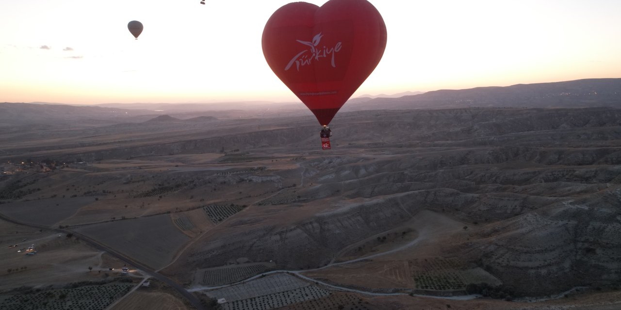 Kapadokya'da balonlar Türk bayrağı ile uçtu