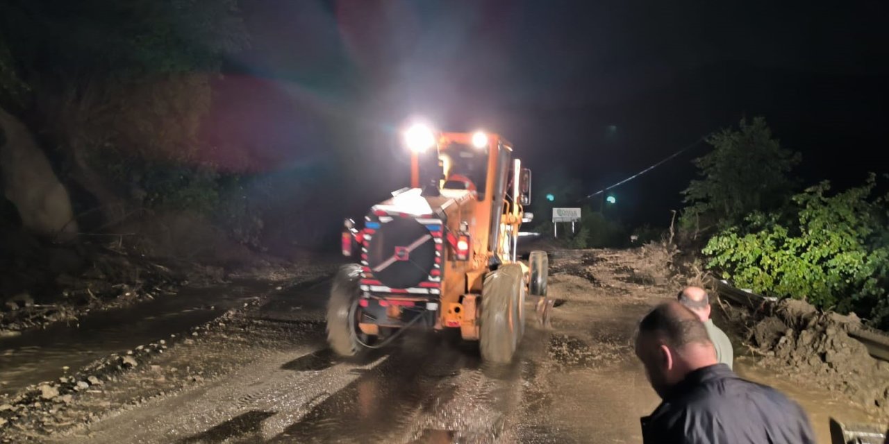 Giresun'da heyelandan kapanan yolu açma çalışmaları başladı