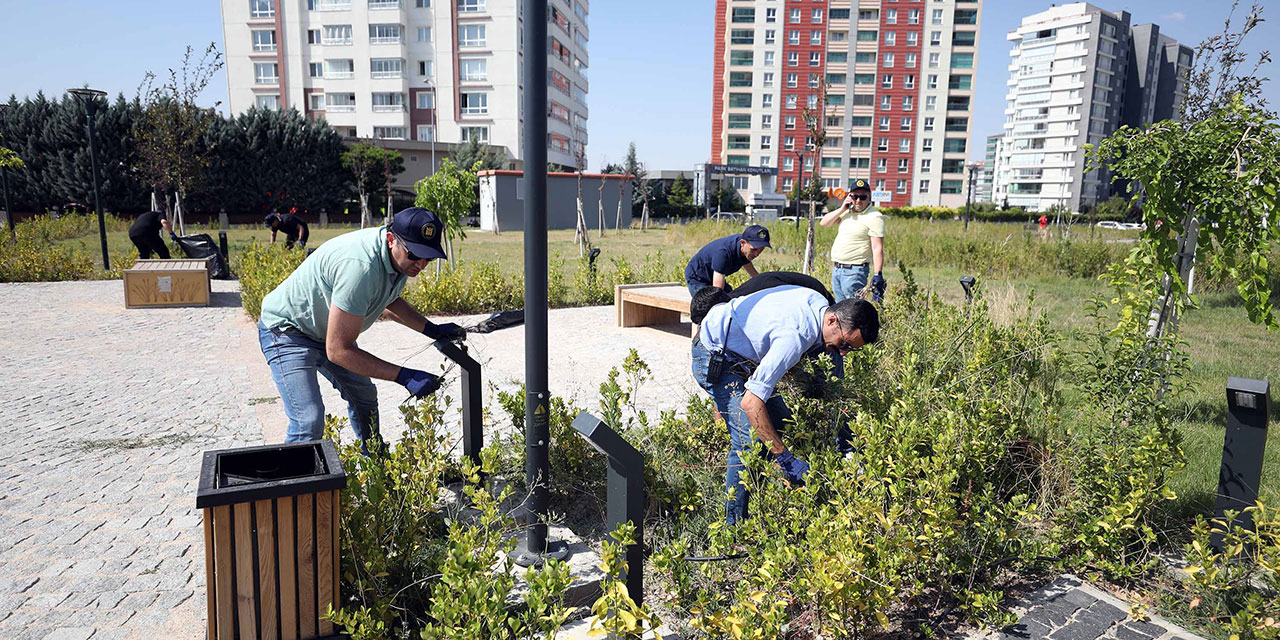 Yenimahalle'de parklar dip köşe temizleniyor