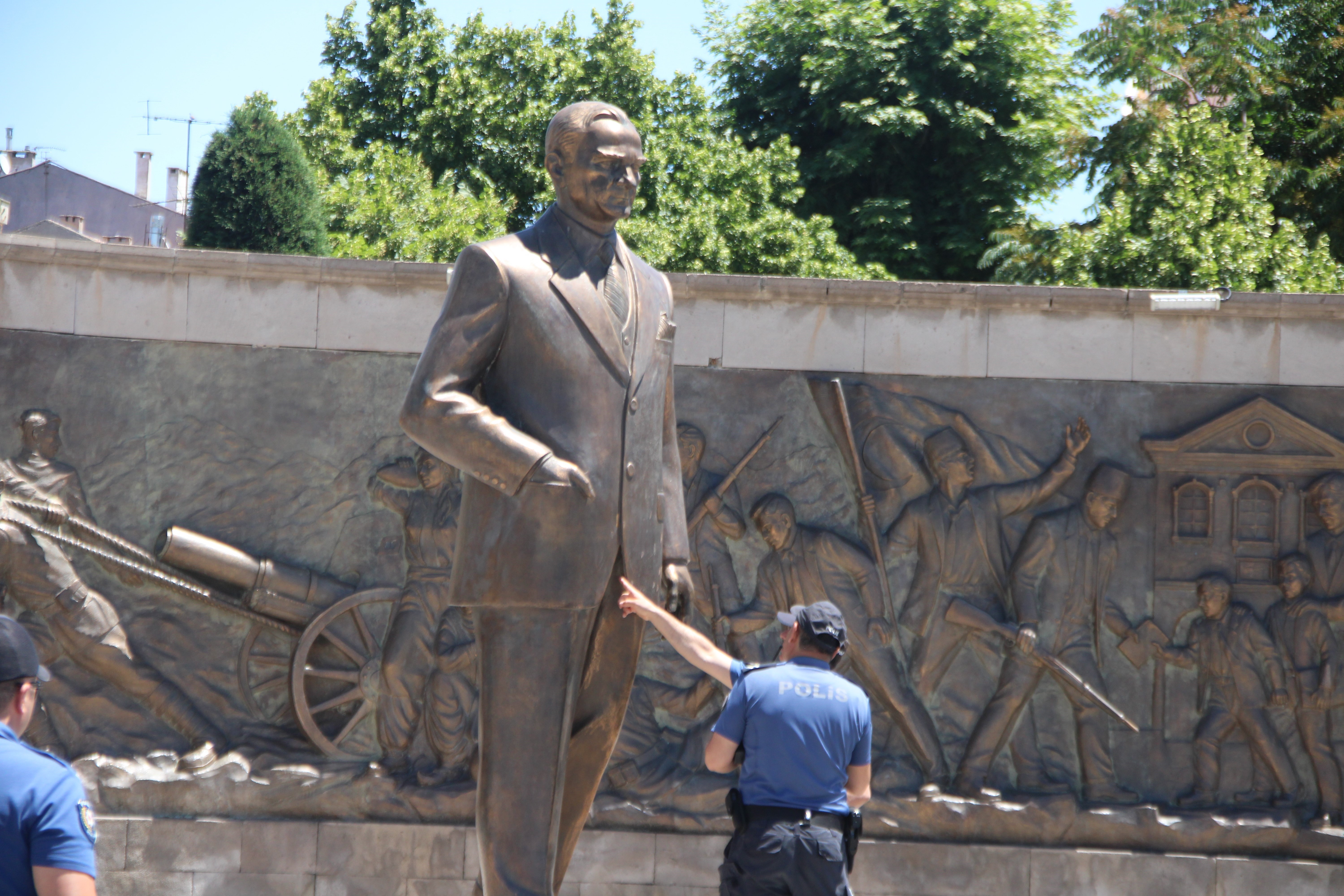 Atatürk heykeline saldrdı, "ben Mesih'im" dedi!