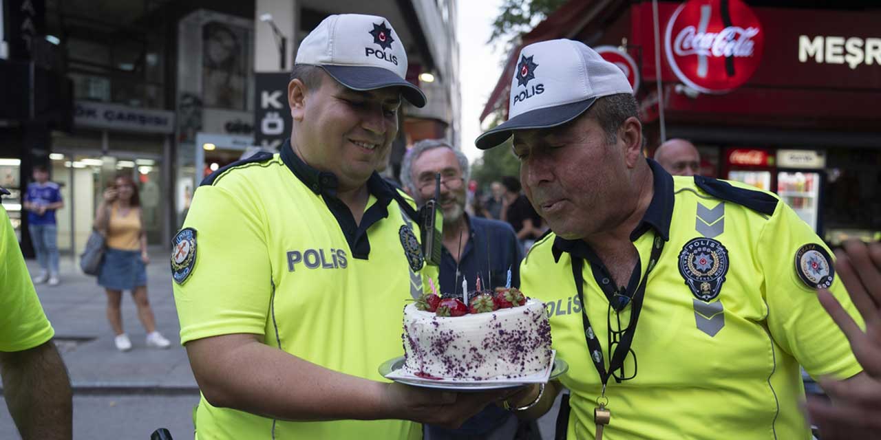 Ankara'da Polis Memuru Kenan Üstüner'e meslektaşlarından emeklilik sürprizi