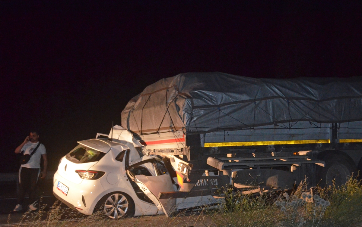 TIR'a çarpan otomobilde 5 kişi yaralandı