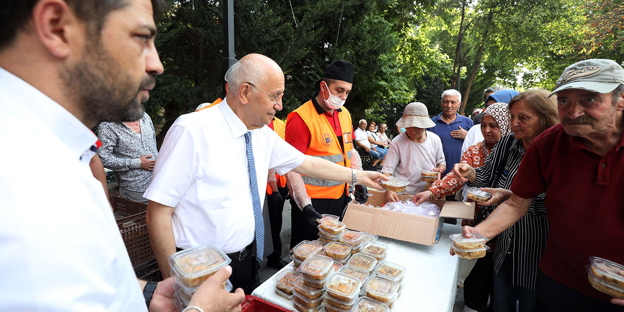 Yenimahalle'de 35 bin porsiyon aşure dağıtıldı